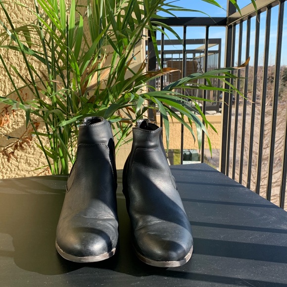 BLACK HEELED BOOTIES from forever 21 - Picture 2 of 3